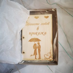 Дървена книга с вашата история и снимки